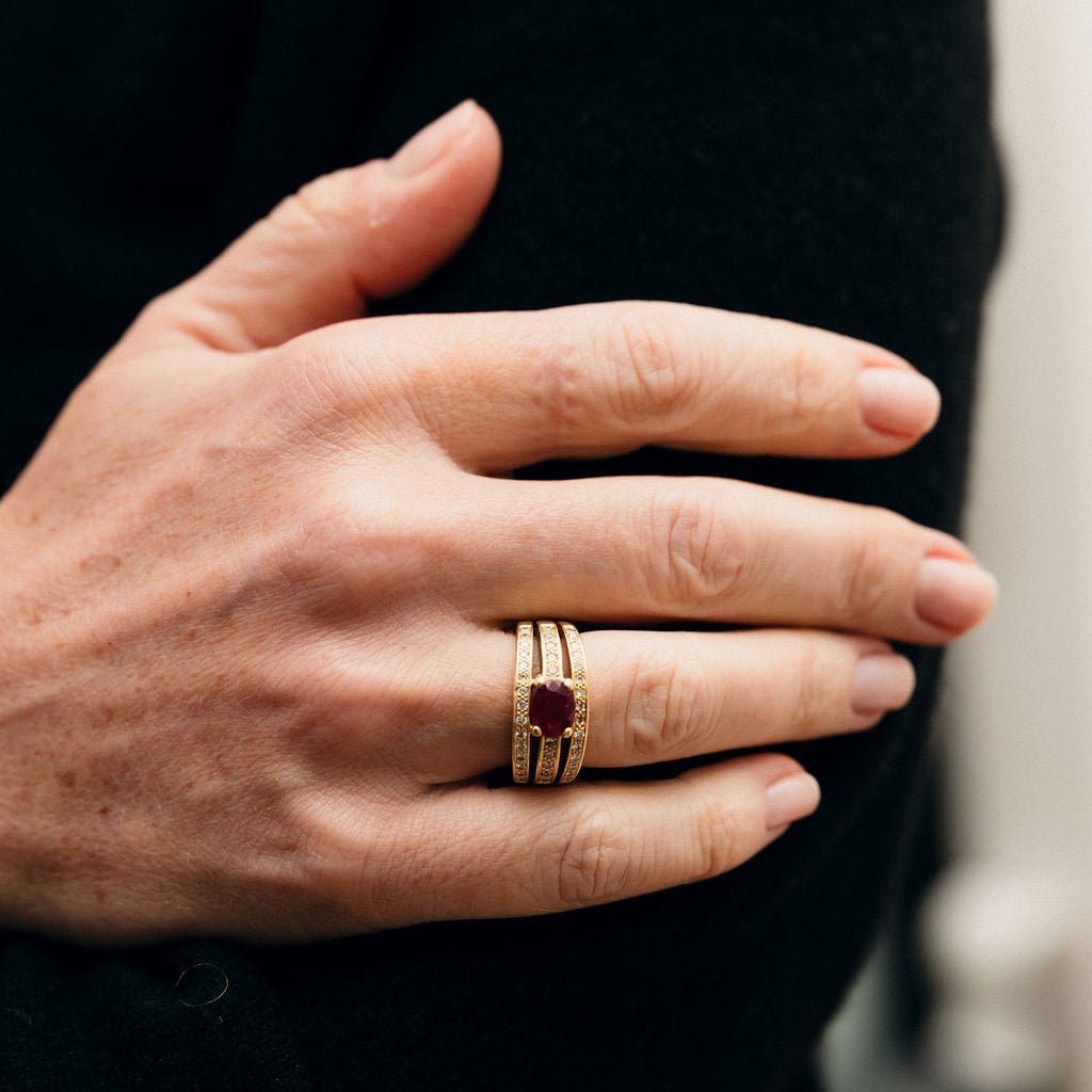 Bague Jonc en or jaune, rubis et diamants - Castafiore