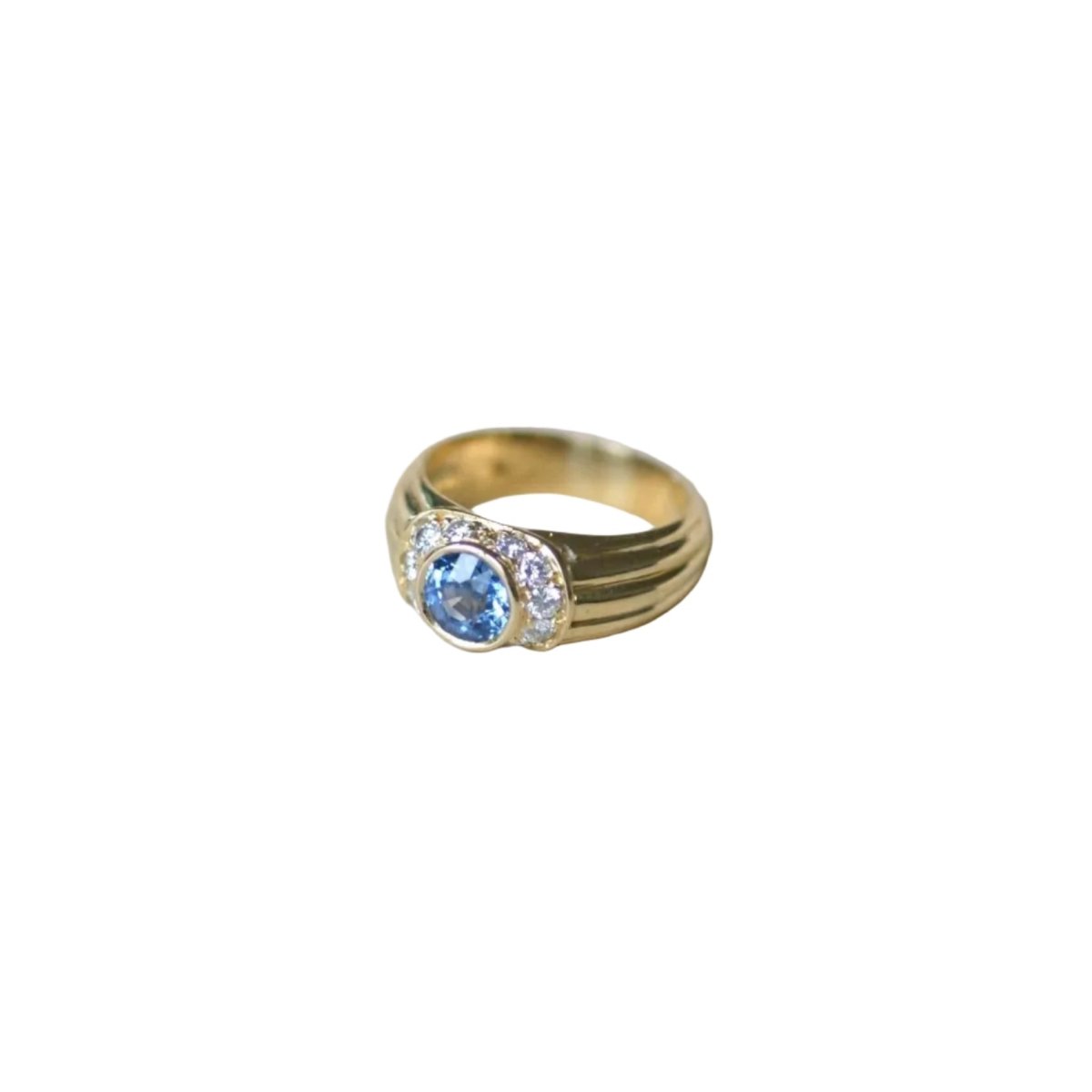 Bague jonc en or jaune, saphir, et diamants - Castafiore