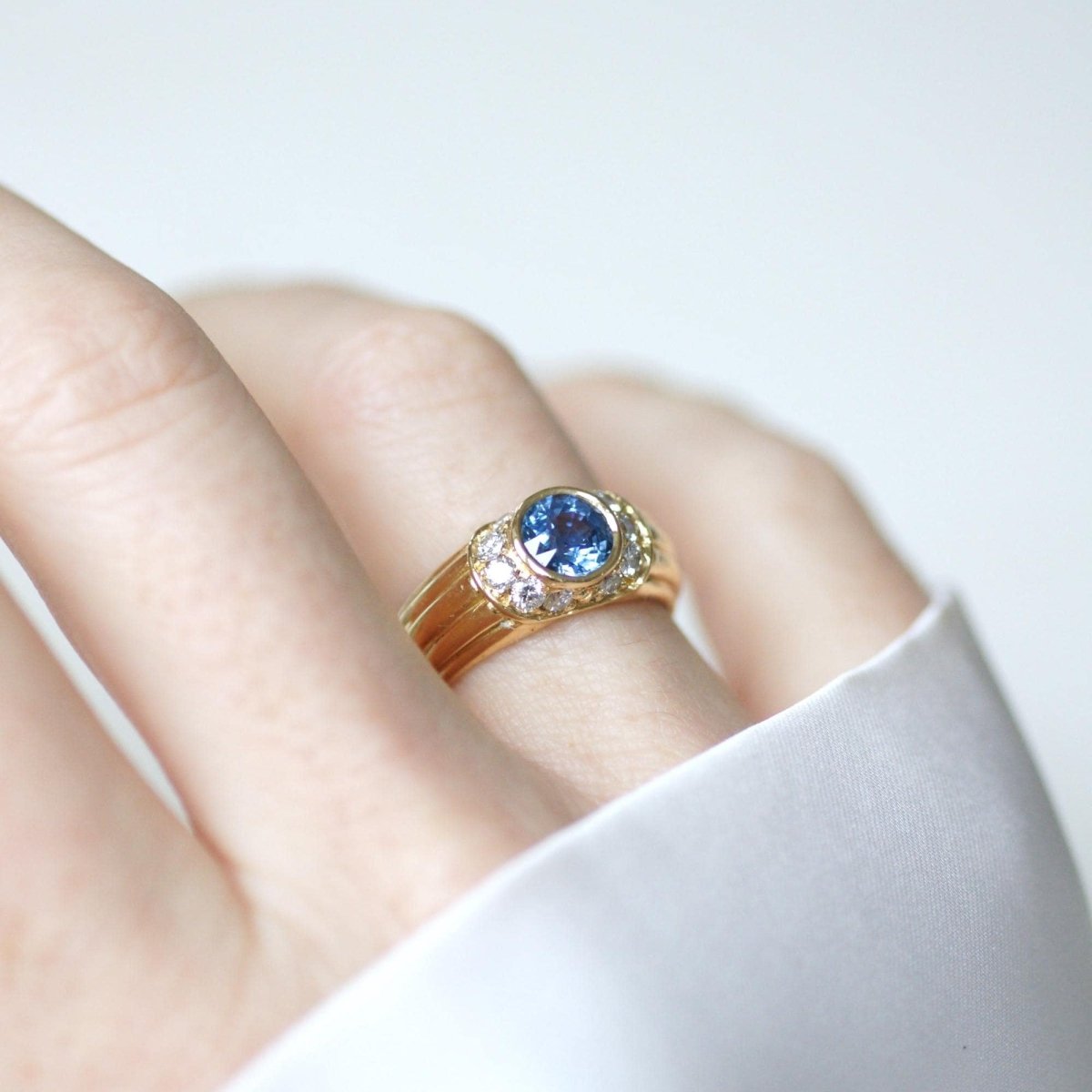 Bague jonc en or jaune, saphir, et diamants - Castafiore