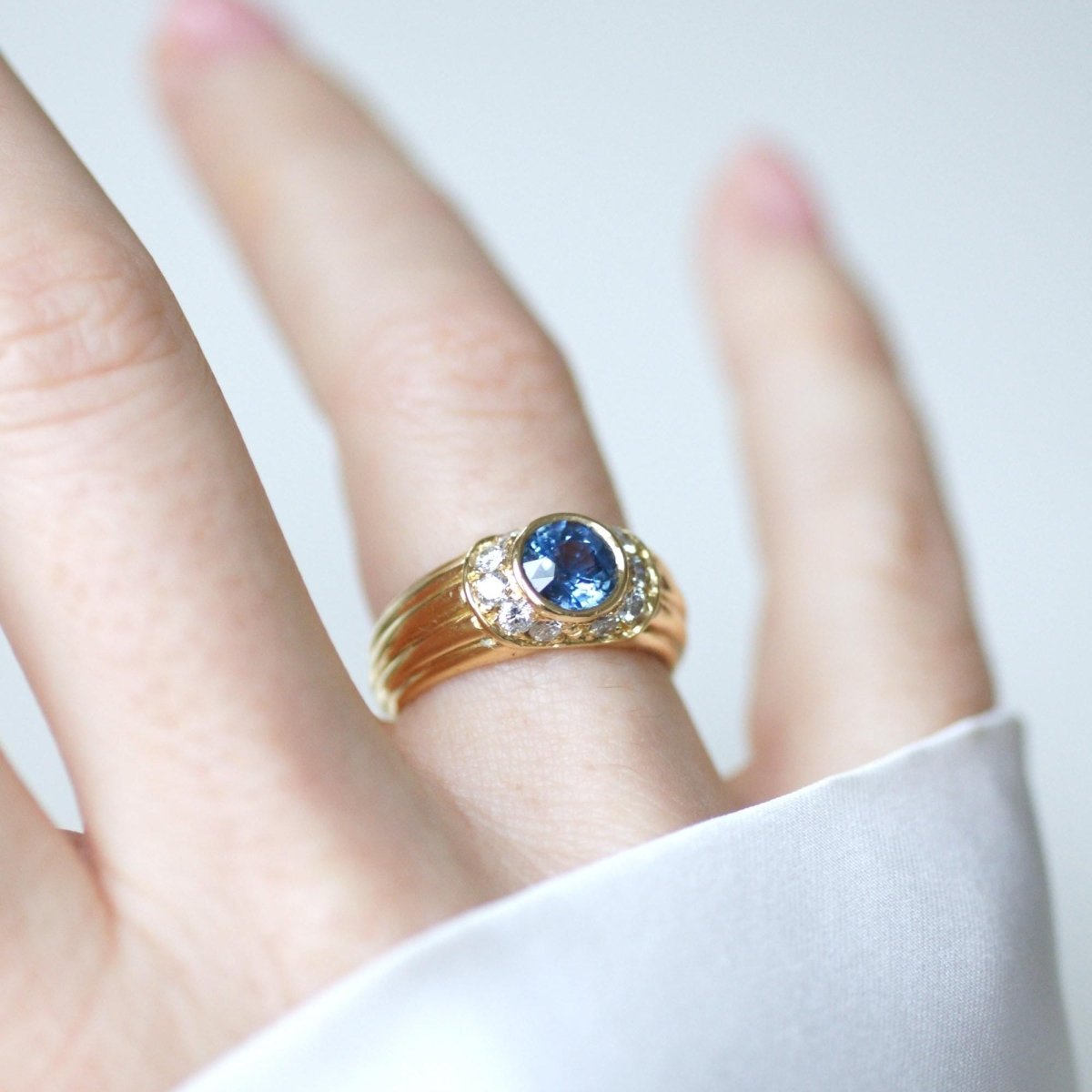 Bague jonc en or jaune, saphir, et diamants - Castafiore