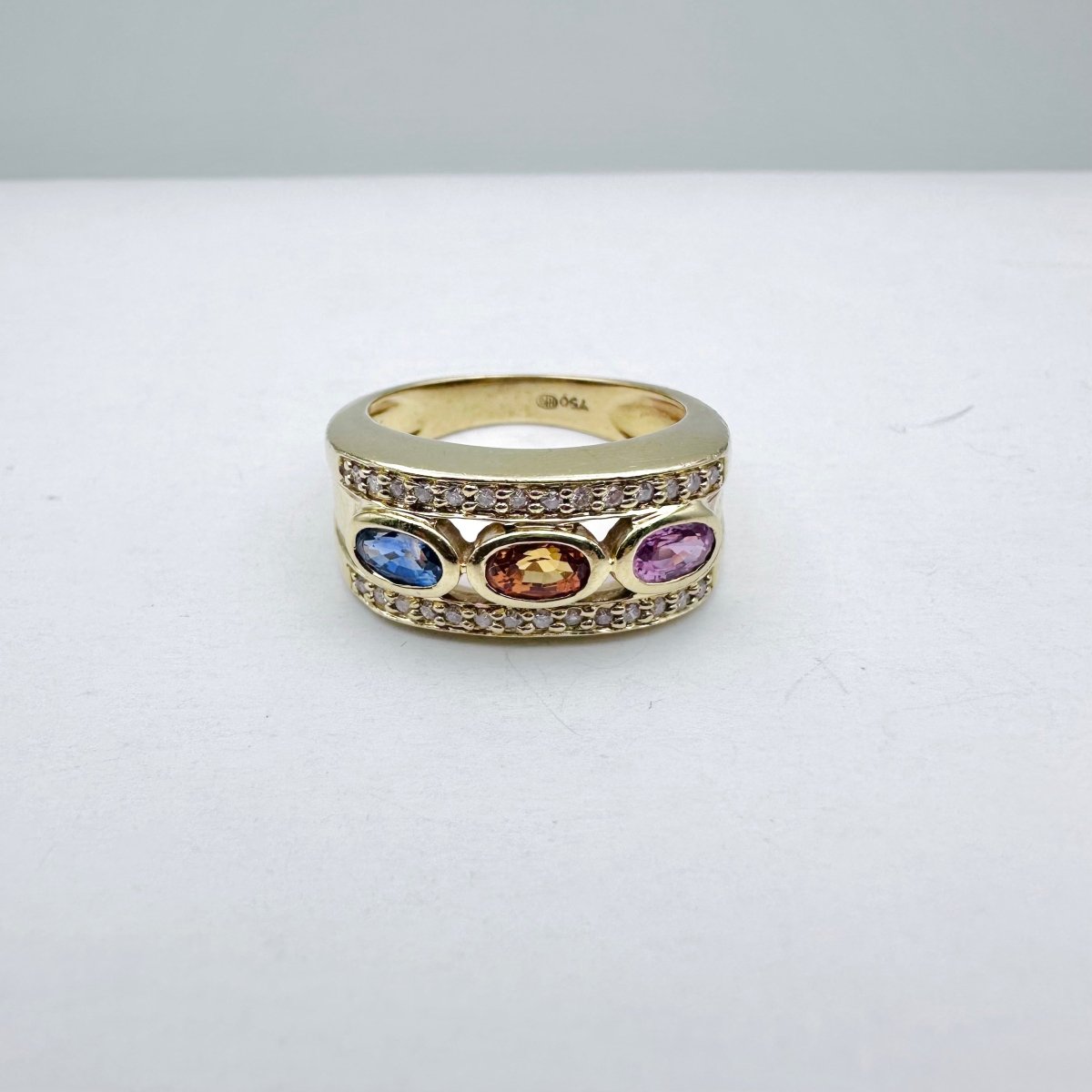 Bague Jonc en or jaune, saphirs et diamants - Castafiore