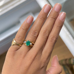 Bague jonc or jaune émeraude, opale et diamants - Castafiore