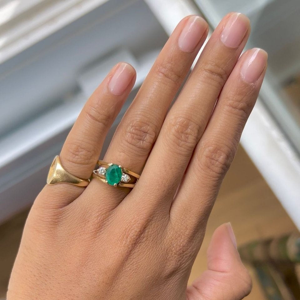 Bague jonc or jaune émeraude, opale et diamants - Castafiore