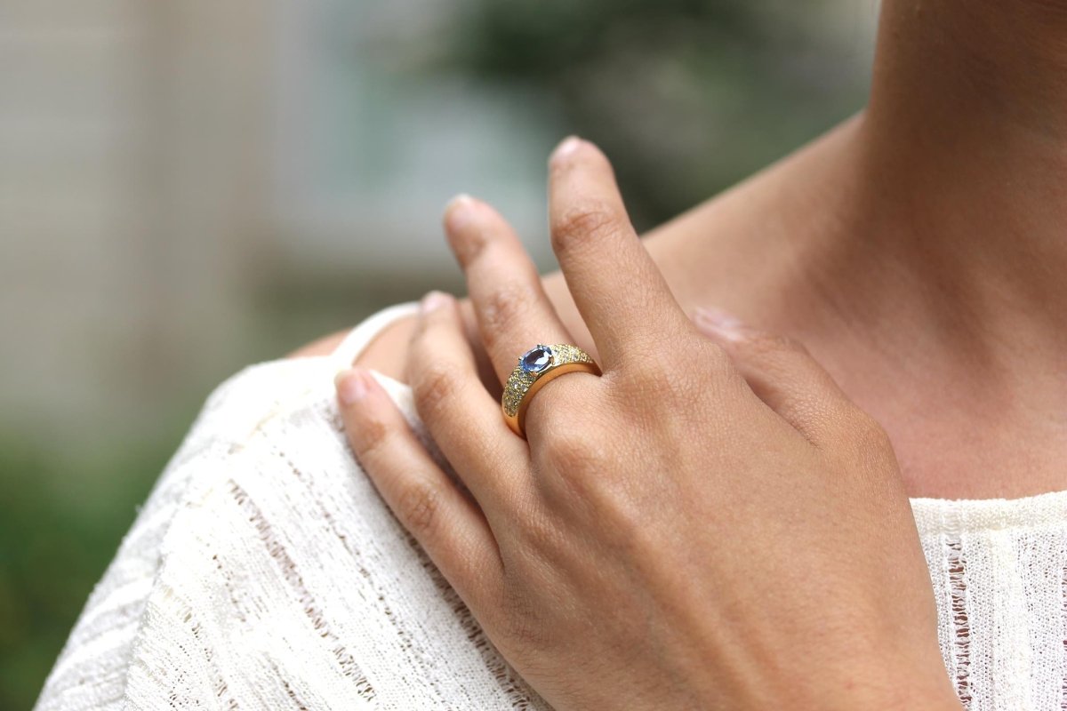 Bague jonc saphir de Ceylan et diamants en or 18k - Castafiore