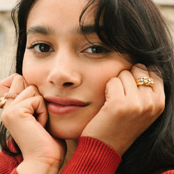 Bague Jonc "Trois fleurs" en or jaune, saphirs, rubis, émeraudes et diamants - Castafiore