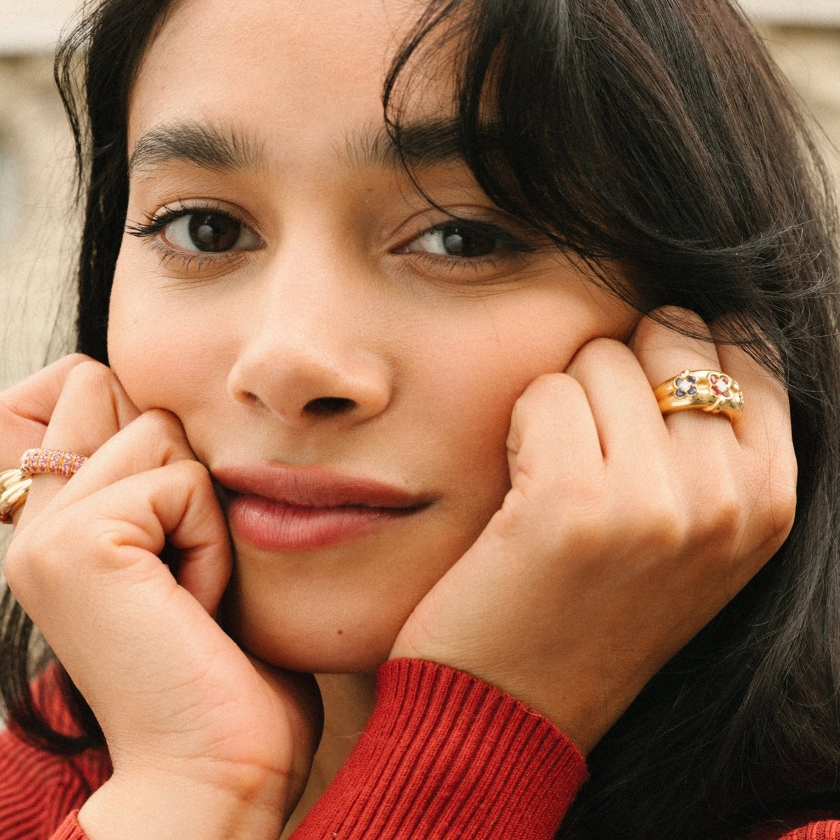 Bague Jonc "Trois fleurs" en or jaune, saphirs, rubis, émeraudes et diamants - Castafiore