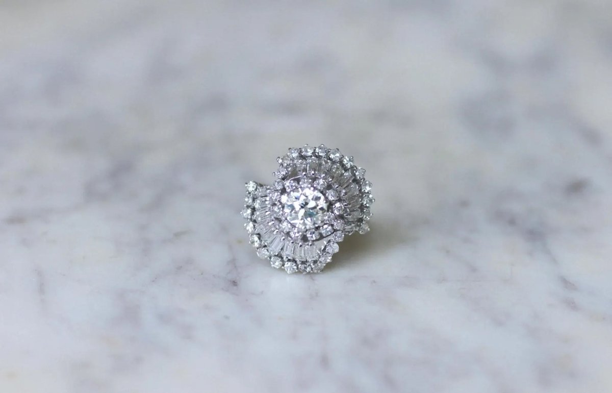 Bague Jupe Diamant Baguette 3.34 Cts Or Blanc - Castafiore
