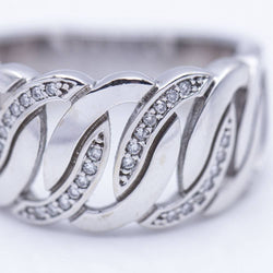 Bague large en or blanc avec diamants.