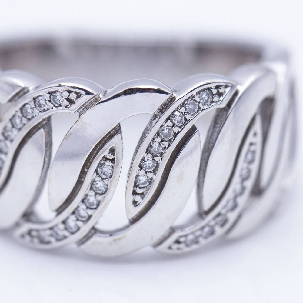 Bague large en or blanc avec diamants.