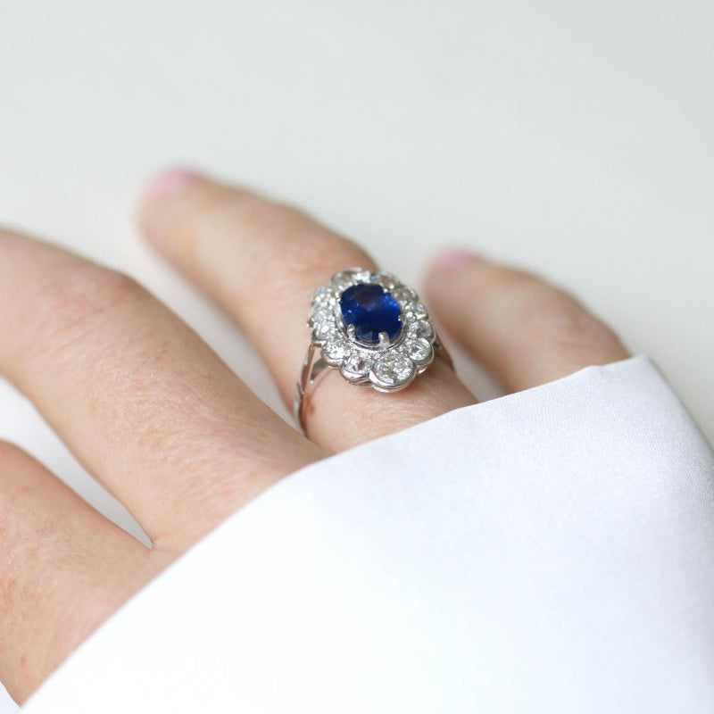 Bague Marguerite Art Deco Saphir Ceylan 1,90 Cts et Diamants - Castafiore