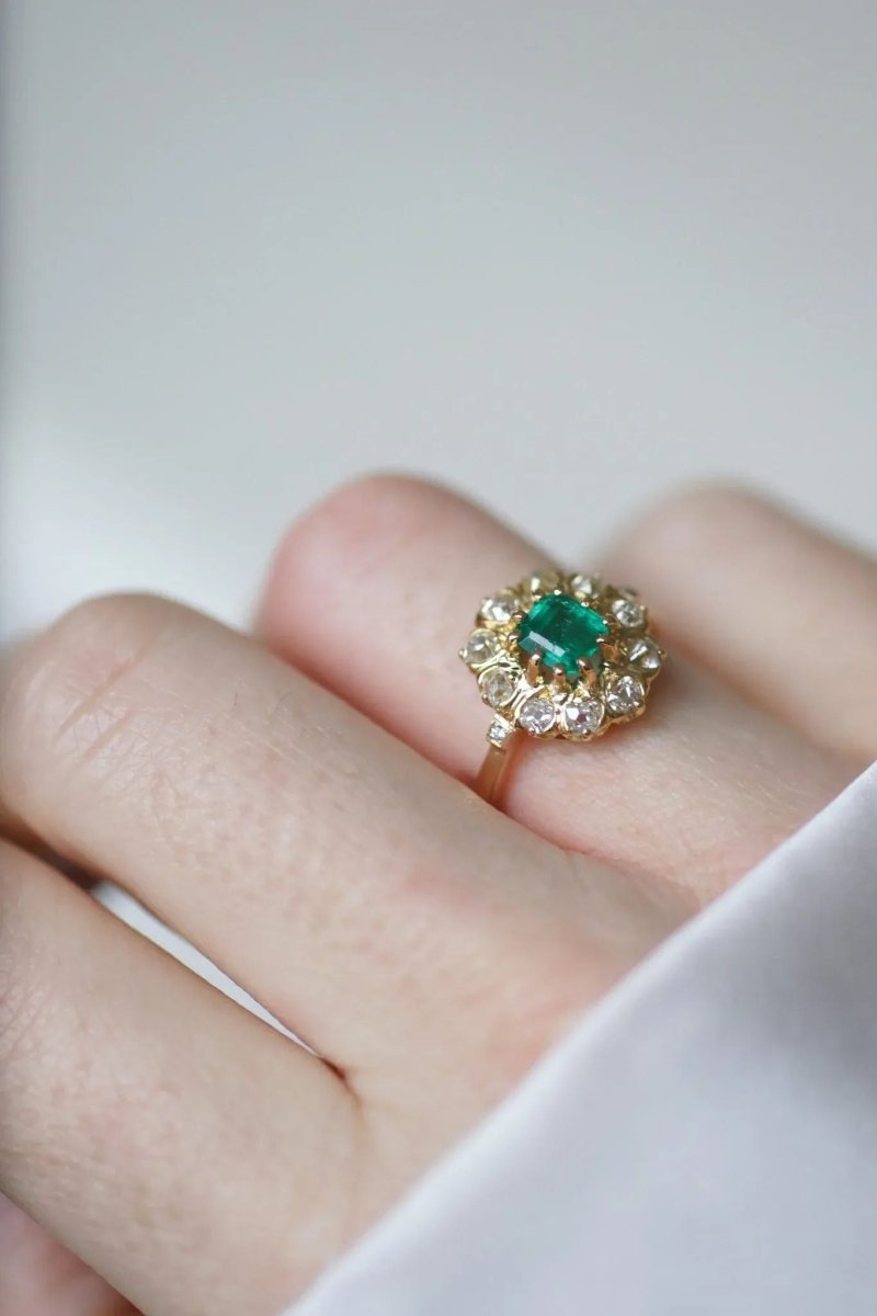 Bague marguerite émeraude et diamants - Castafiore