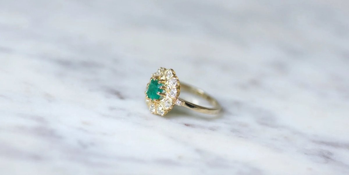 Bague marguerite émeraude et diamants - Castafiore