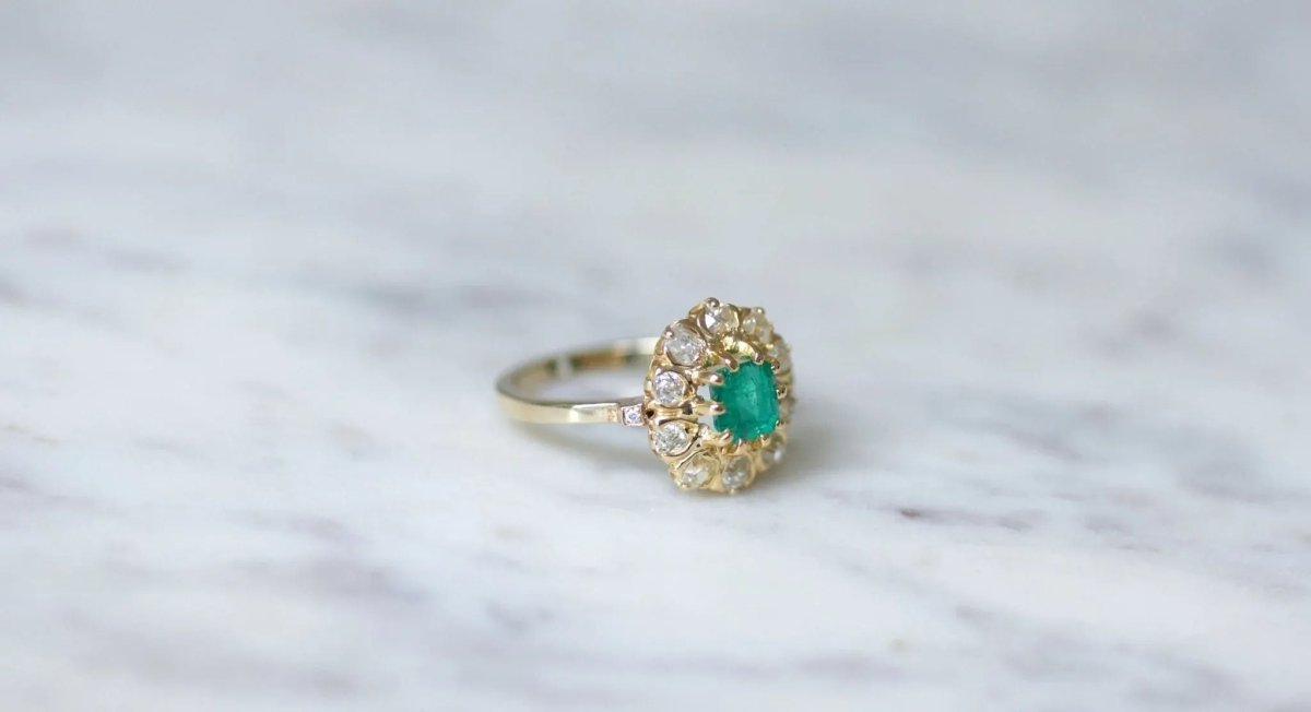 Bague marguerite émeraude et diamants - Castafiore