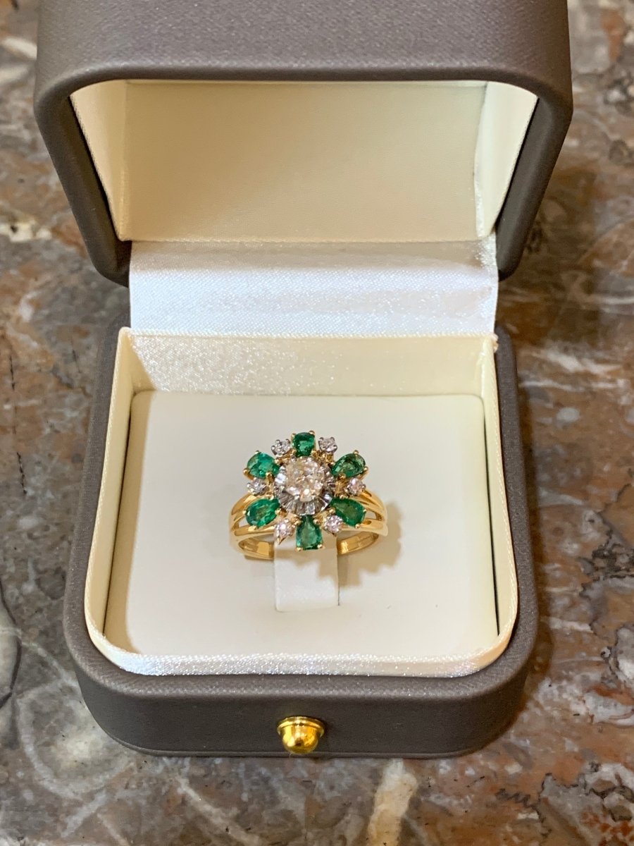 Bague Marguerite Emeraudes Diamants Or Jaune 18 Carats - Castafiore