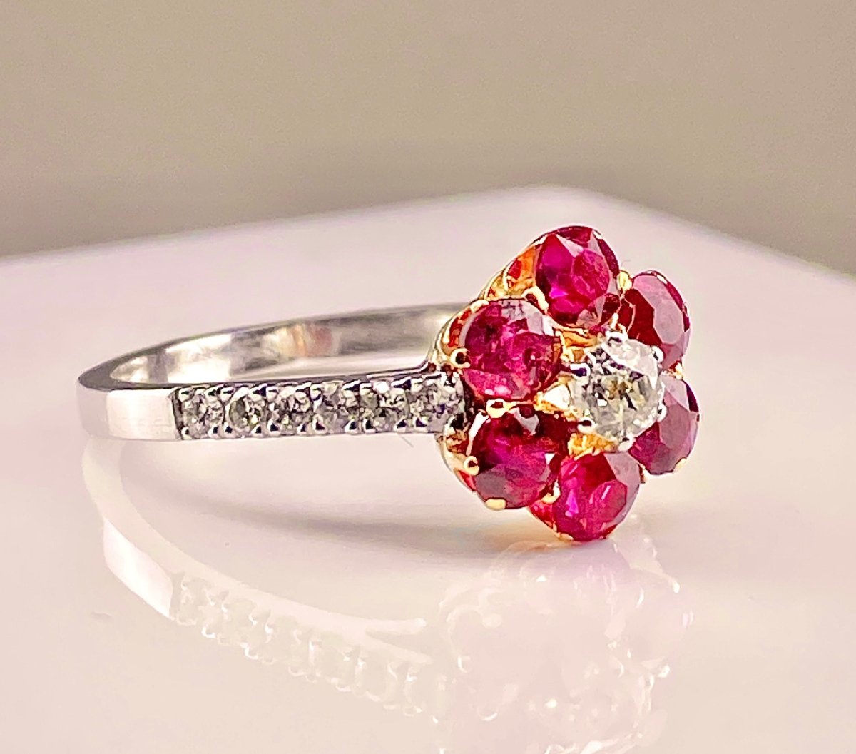 Bague marguerite en or 18 carats en rubis et diamants - Castafiore