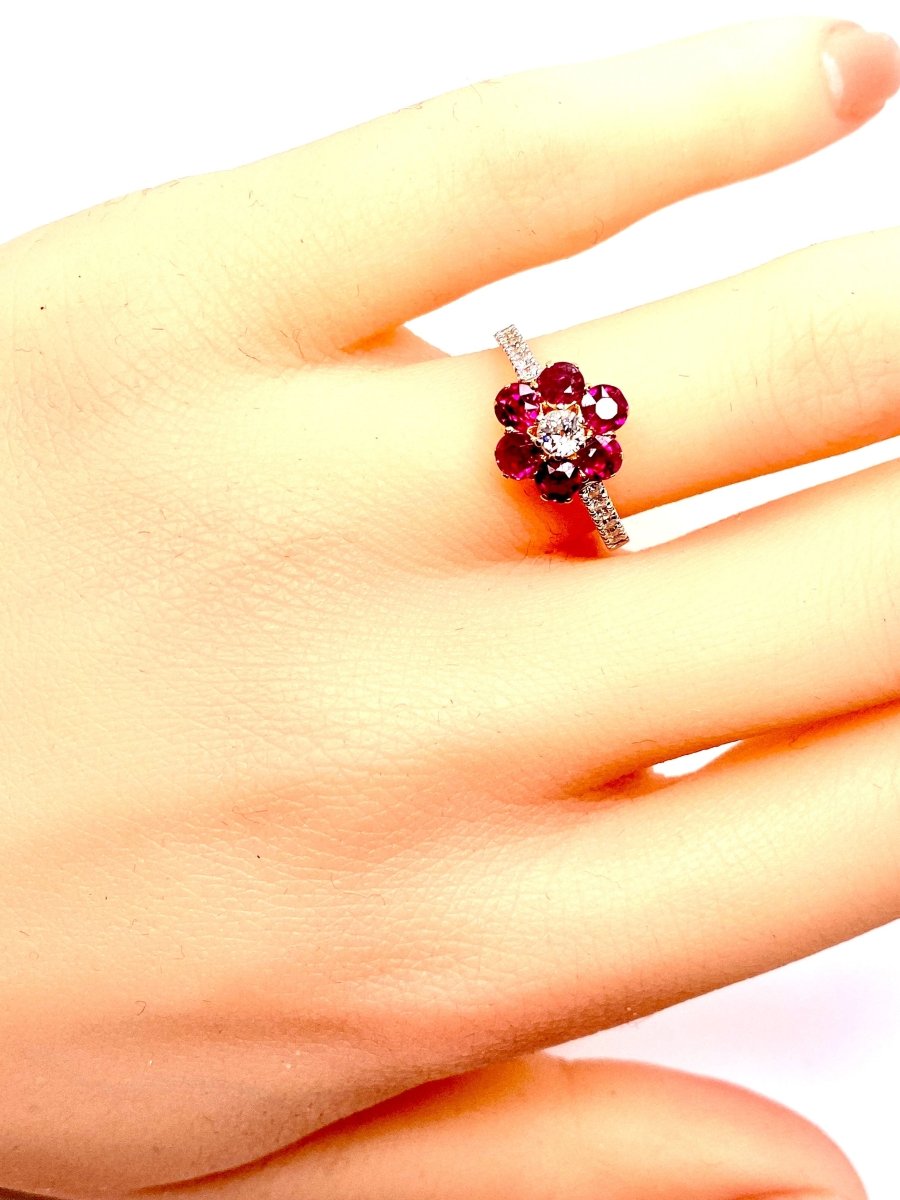 Bague marguerite en or 18 carats en rubis et diamants - Castafiore