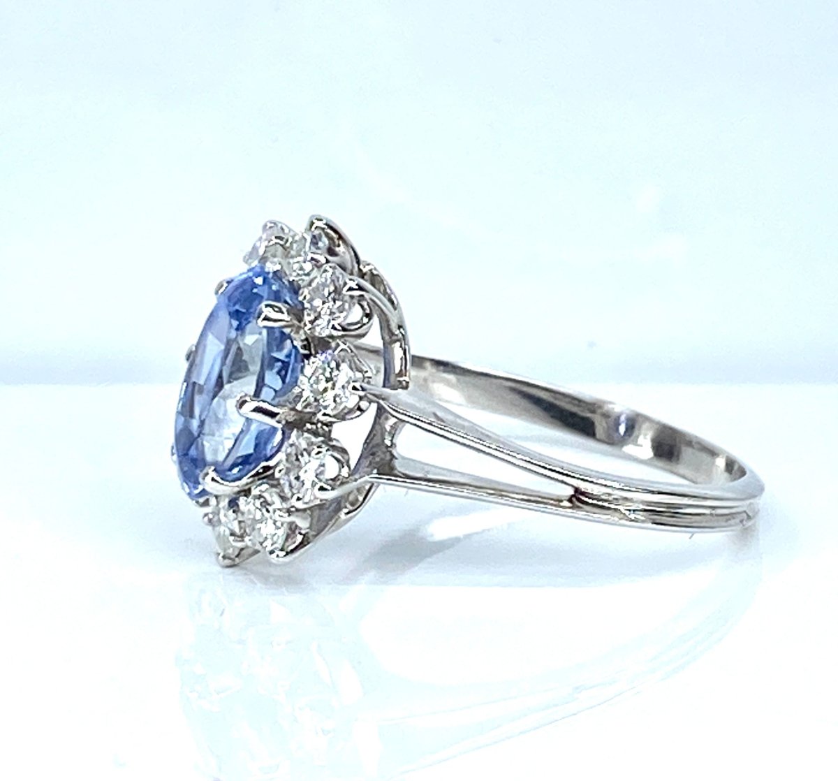 Bague marguerite en or blanc 18 carats, saphir et 10 diamants - Castafiore