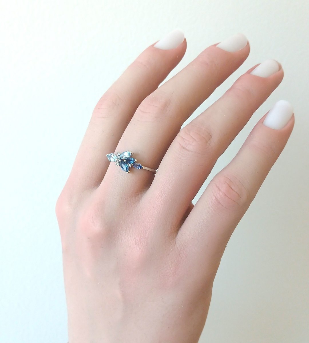 Bague Marguerite en or blanc, aigues - marines, et saphirs - Castafiore