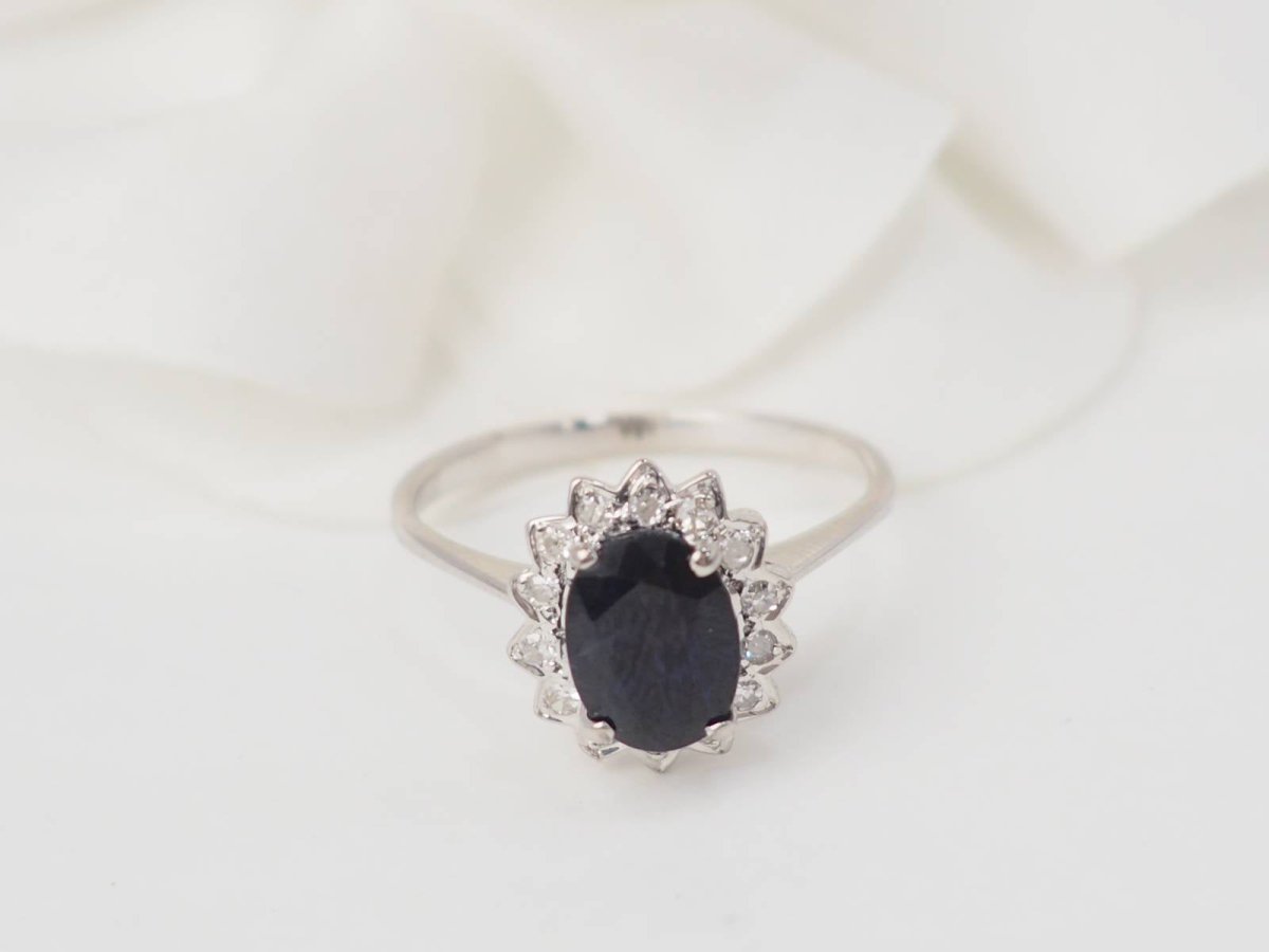 Bague marguerite en or blanc, diamants et saphir ovale - Castafiore