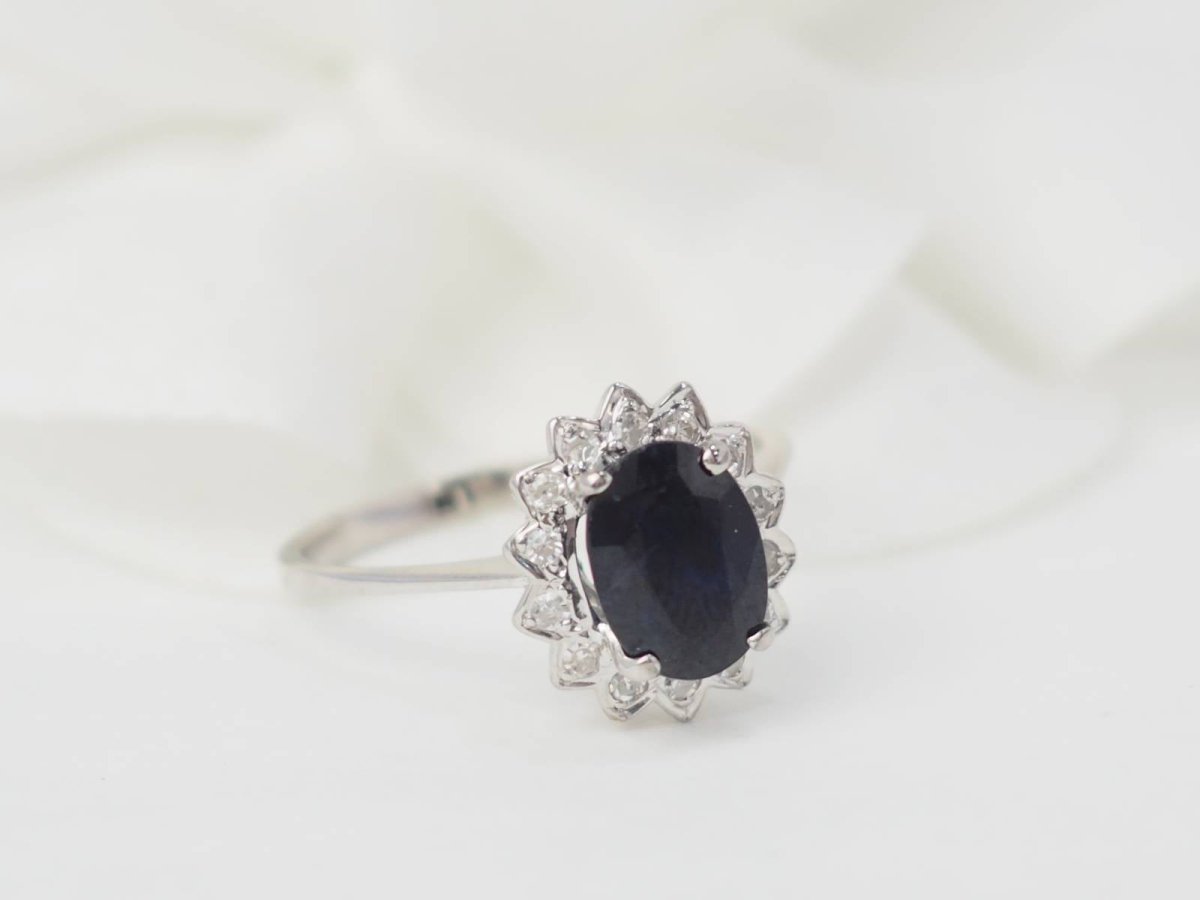 Bague marguerite en or blanc, diamants et saphir ovale - Castafiore