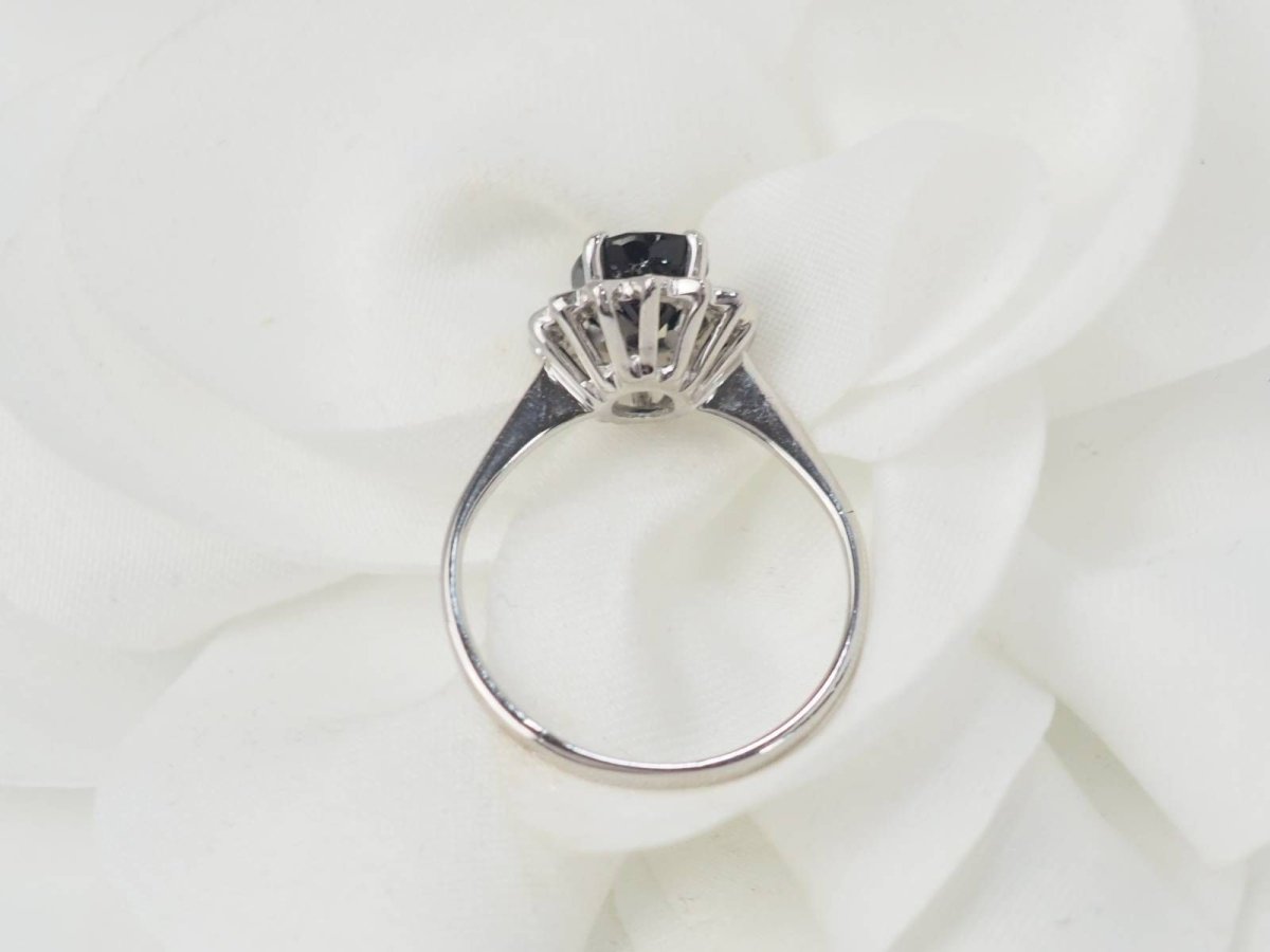 Bague marguerite en or blanc, diamants et saphir ovale - Castafiore