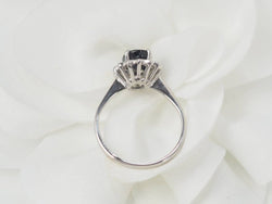 Bague marguerite en or blanc, diamants et saphir ovale - Castafiore