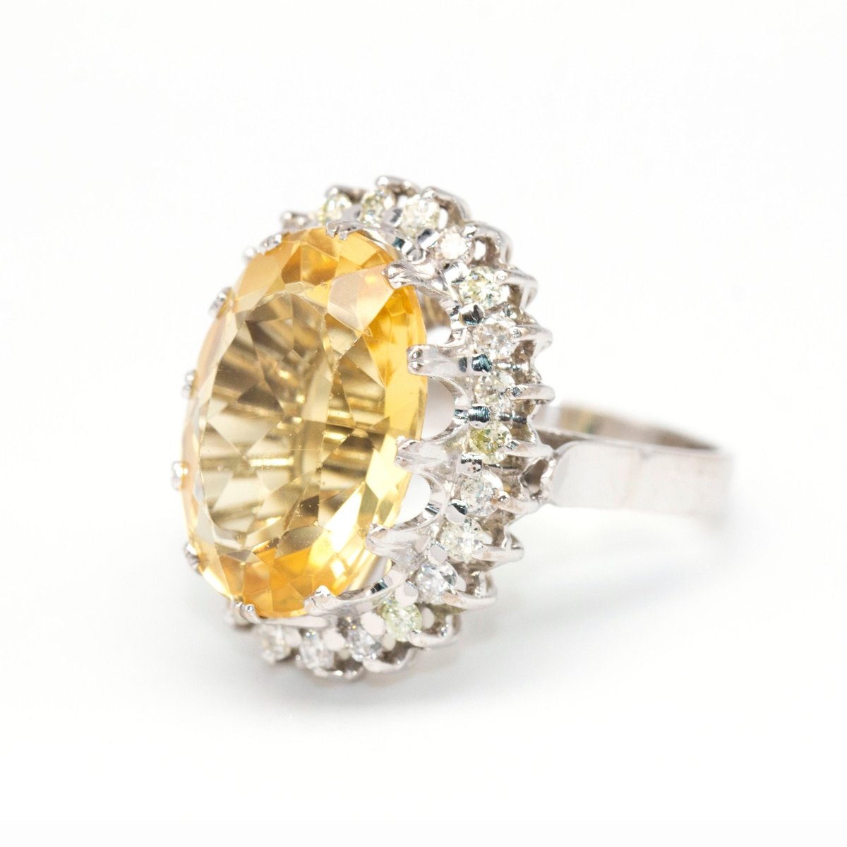 Bague Marguerite en or blanc, diamants et topaze - Castafiore