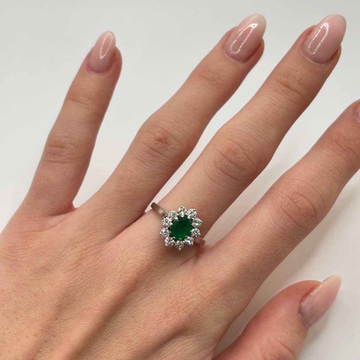 Bague Marguerite en or blanc, émeraude et diamants - Castafiore