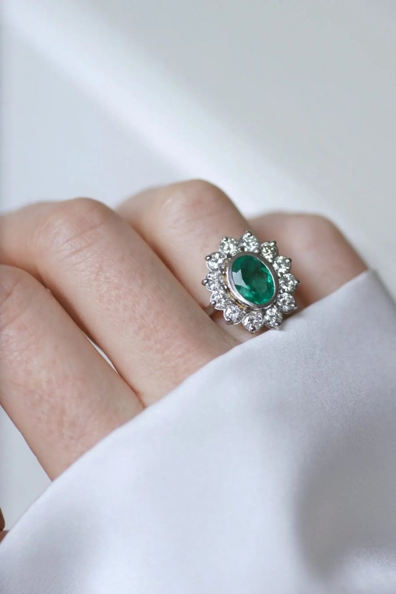 Bague Marguerite en or blanc, émeraude et diamants - Castafiore