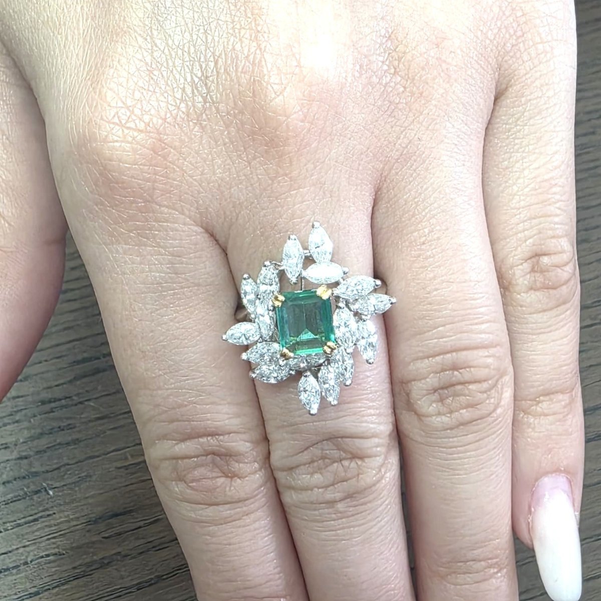 Bague Marguerite en or blanc, émeraude et diamants - Castafiore