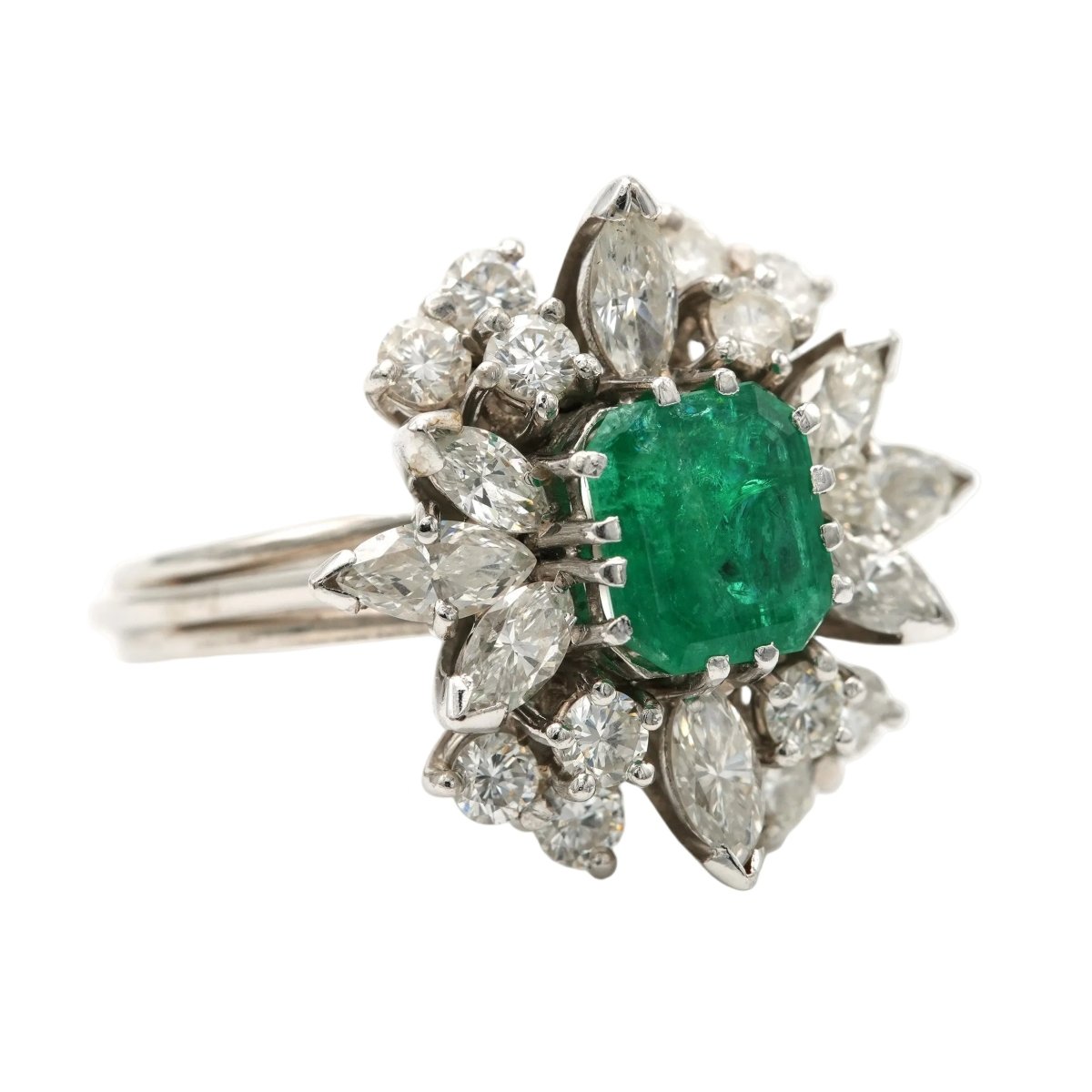 Bague Marguerite en or blanc, émeraude et diamants - Castafiore