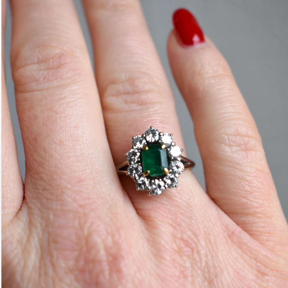 Bague Marguerite en or blanc, émeraude et diamants - Castafiore