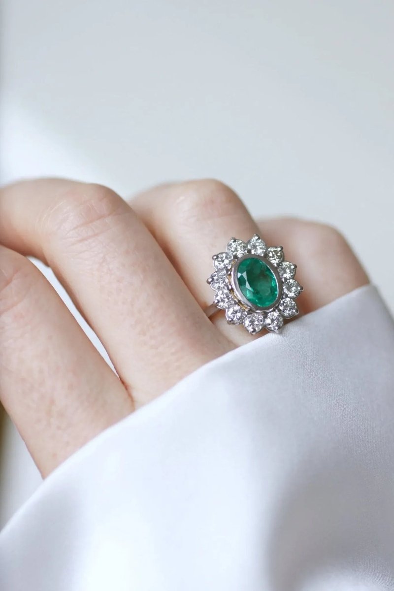 Bague Marguerite en or blanc, émeraude et diamants - Castafiore