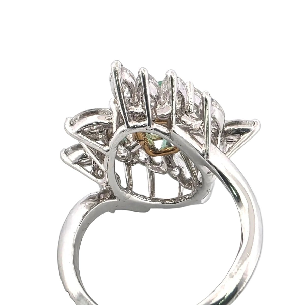Bague Marguerite en or blanc, émeraude et diamants - Castafiore