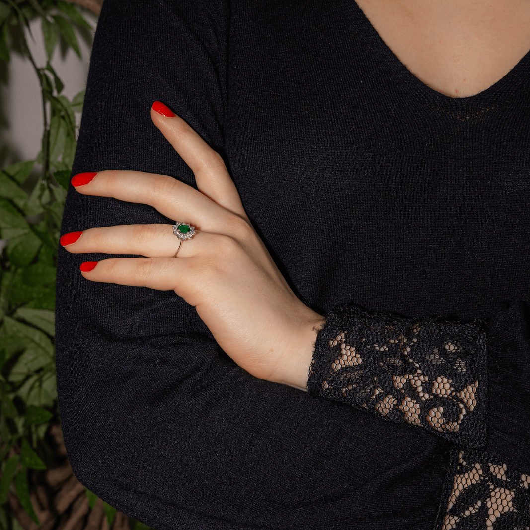 Bague Marguerite en or blanc, émeraude et diamants - Castafiore