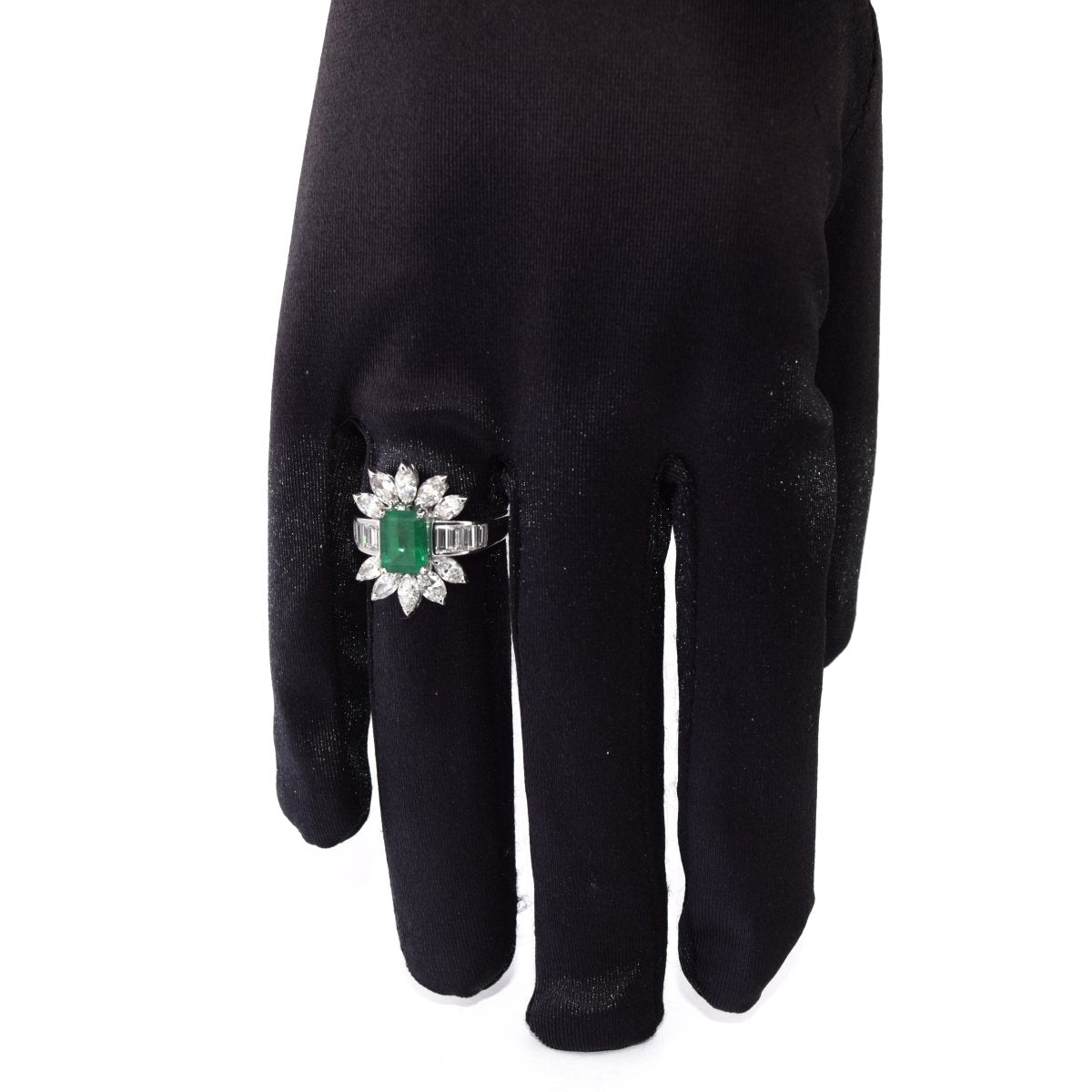 Bague Marguerite en or blanc, émeraude et diamants - Castafiore