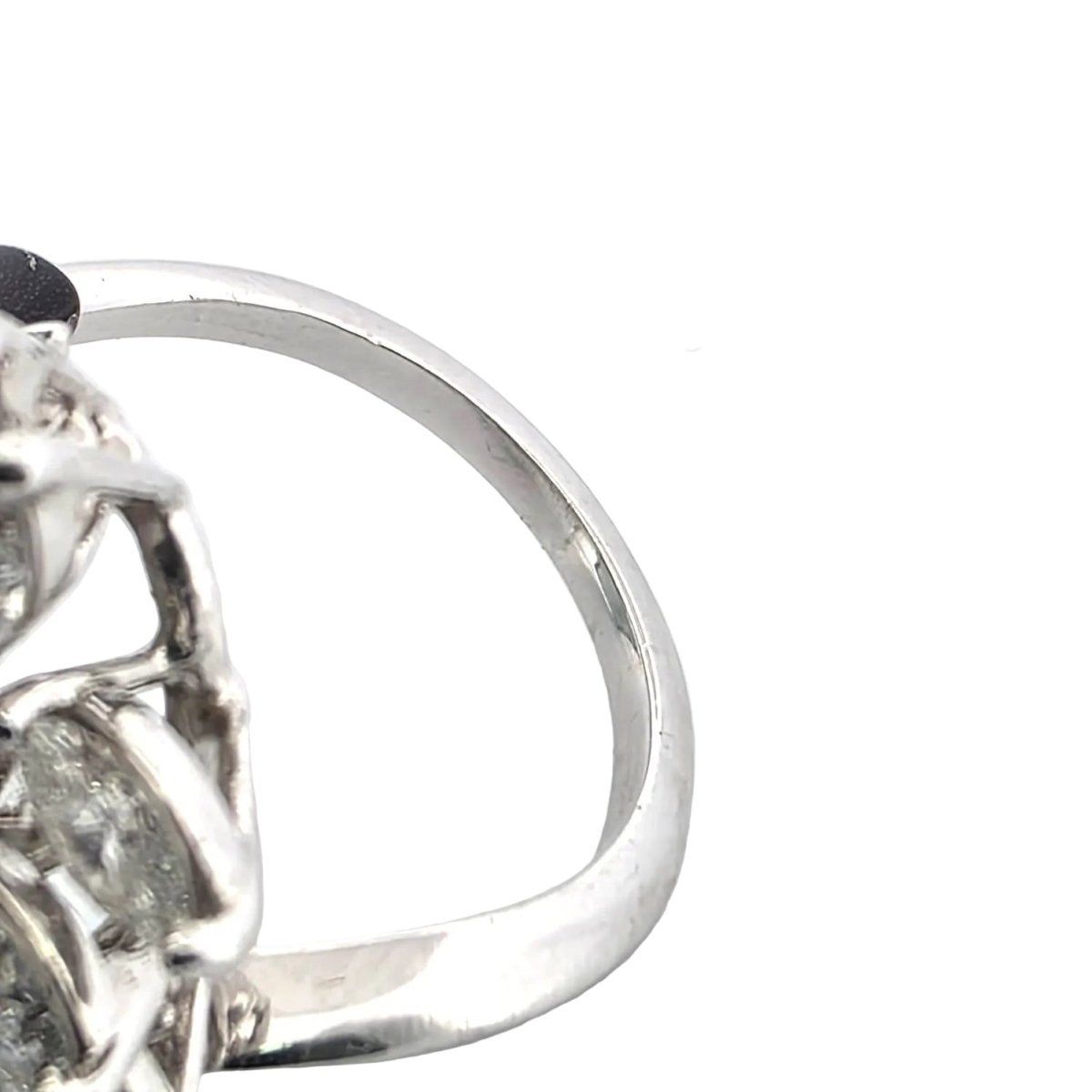 Bague Marguerite en or blanc, émeraude et diamants - Castafiore