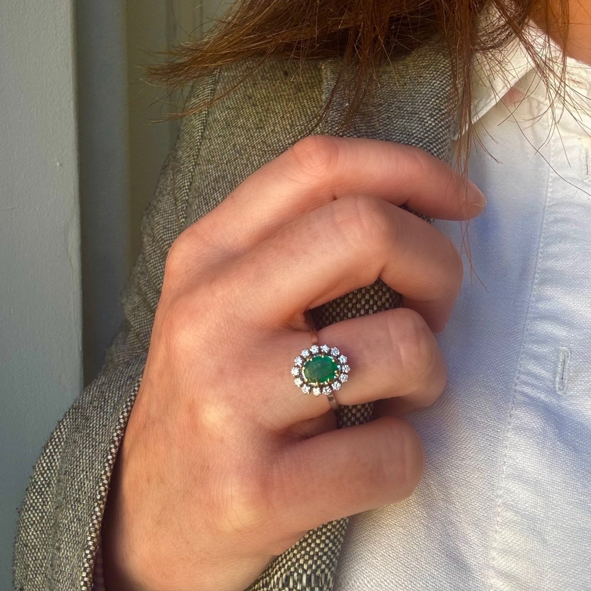 Bague marguerite en or blanc, émeraude et diamants - Castafiore