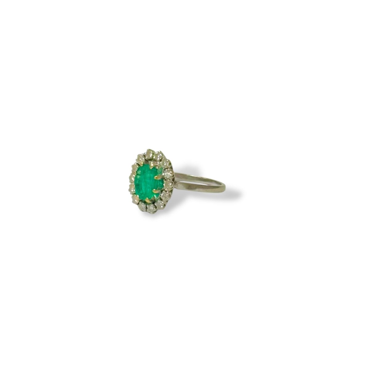 Bague marguerite en or blanc, émeraude et diamants - Castafiore