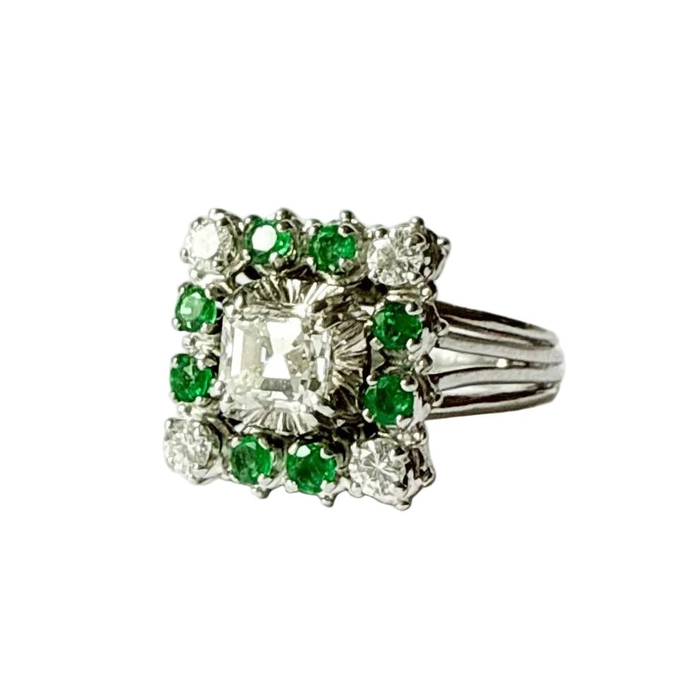 Bague Marguerite en or blanc, émeraudes et diamants - Castafiore