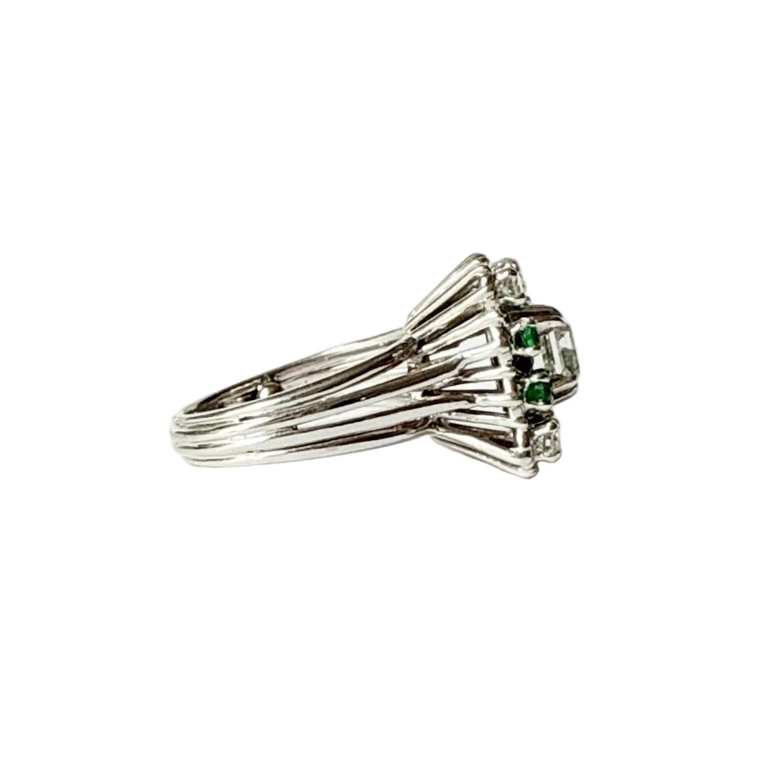 Bague Marguerite en or blanc, émeraudes et diamants - Castafiore