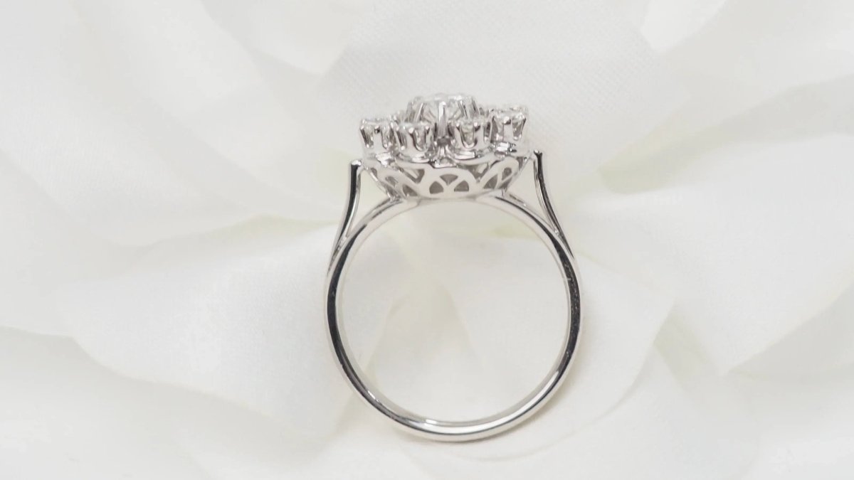 Bague marguerite en or blanc et diamants - Castafiore