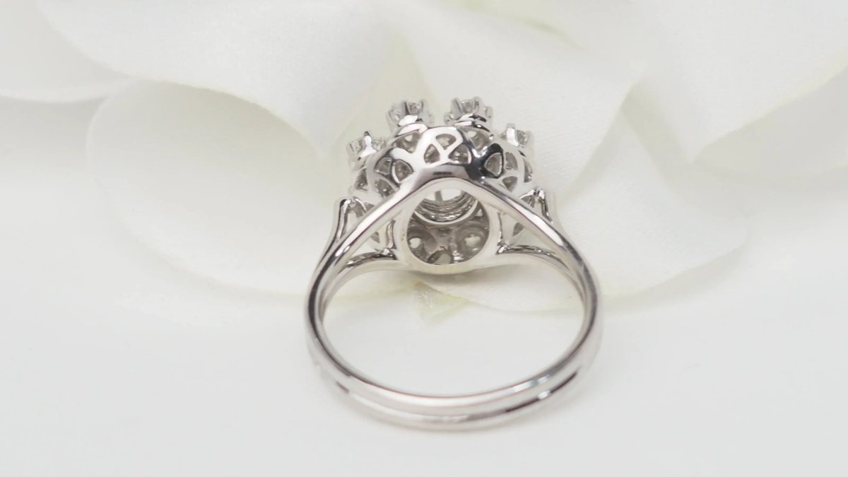 Bague marguerite en or blanc et diamants - Castafiore