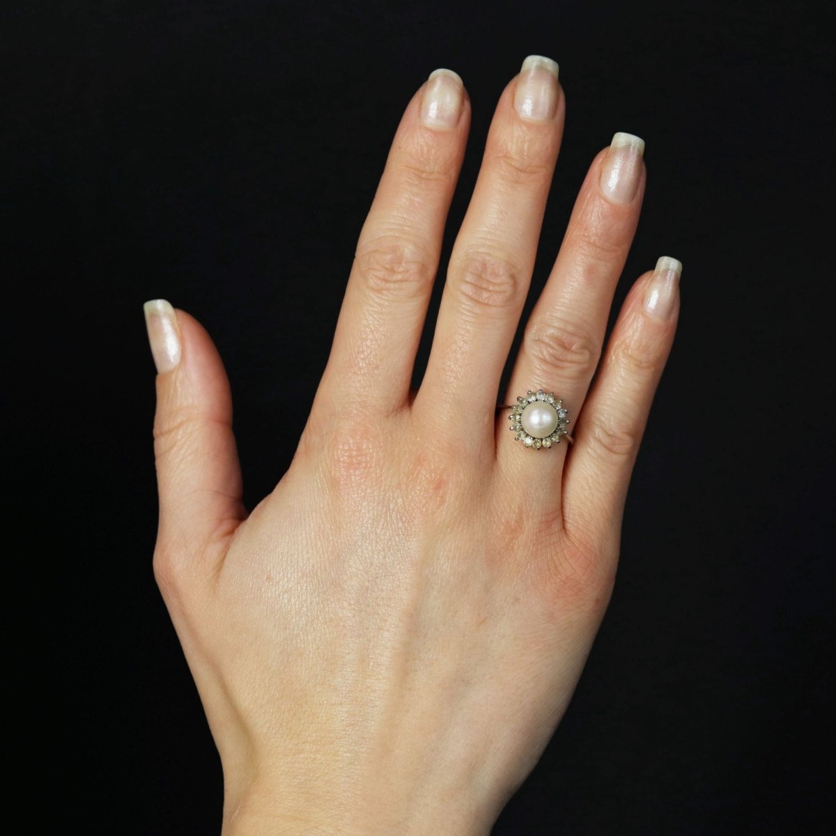 Bague marguerite en or blanc et perle saphirs blancs - Castafiore