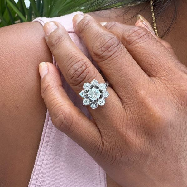 Bague marguerite en or blanc et platine avec diamants - Castafiore