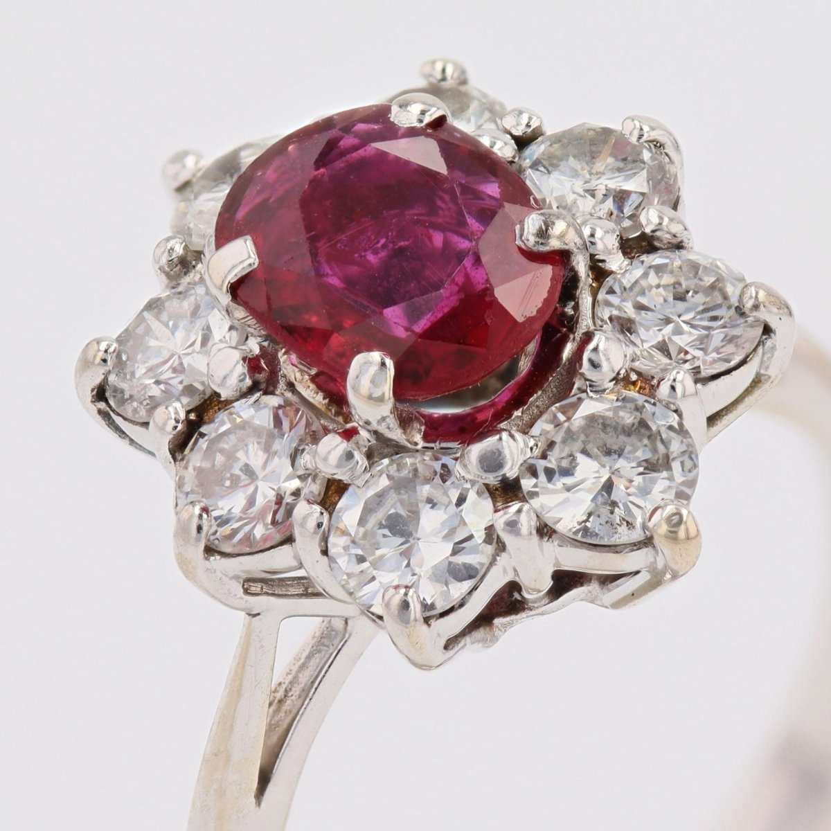 Bague marguerite en or blanc et rubis - Castafiore