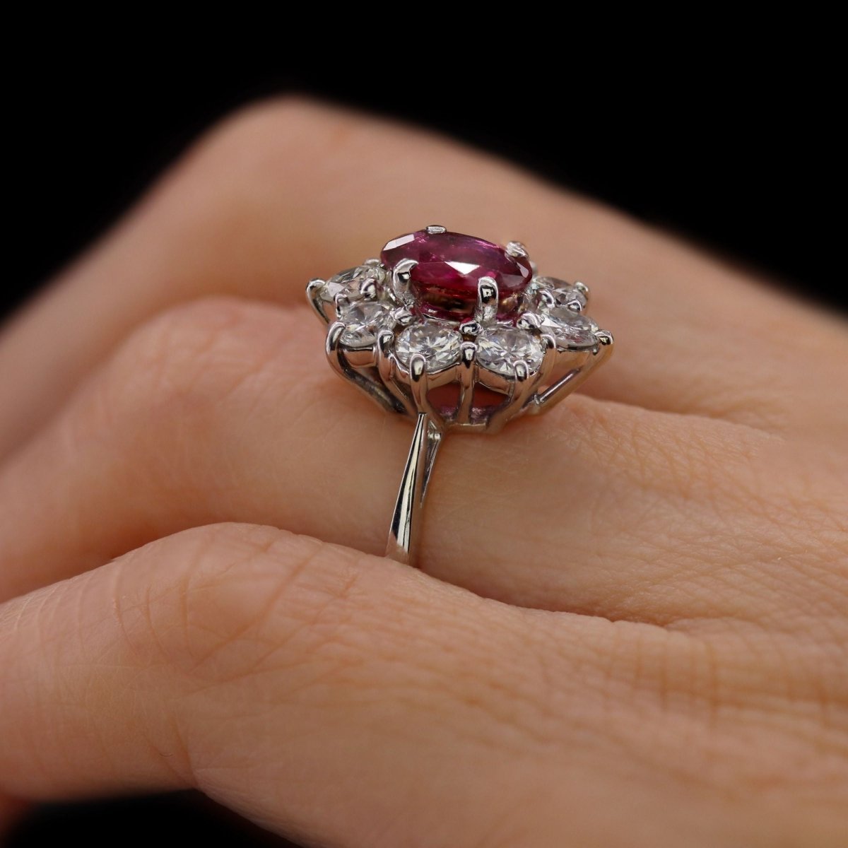 Bague marguerite en or blanc et rubis - Castafiore