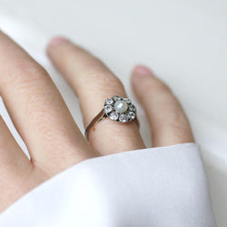 Bague Marguerite en or blanc, perle, et diamants - Castafiore