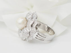 Bague Marguerite en or blanc, perle et diamants - Castafiore