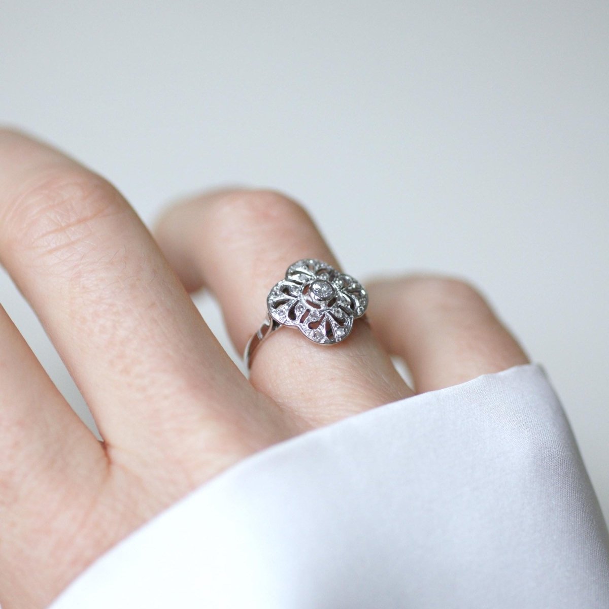 Bague Marguerite en or blanc, platine, et diamants - Castafiore
